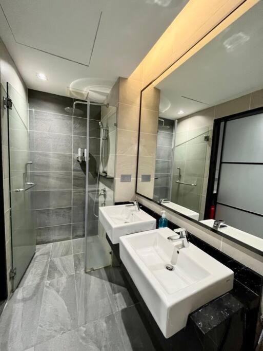 #221 M101 Dang Wangi Klcc View Pool By Livin Guest house Kuala Lumpur